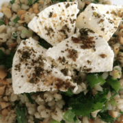 Parelgortsalade met feta en za'atar