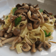 Tagliatelle met paddenstoelen en gekonfijte knoflook