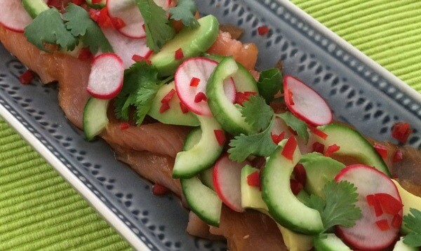 zalm met avocadokomkommersalade en radijspickle