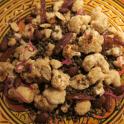 Linzensalade met geroosterde bloemkool en dadels
