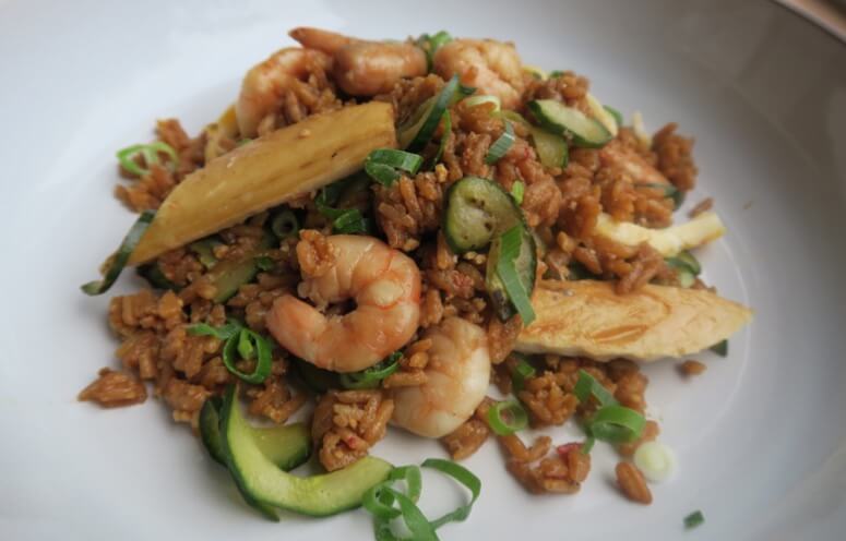 Nasi goreng met garnaal en makreell