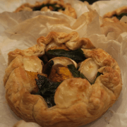 Quiche met geroosterde pompoen, balsamico-uitjes en geitenkaas