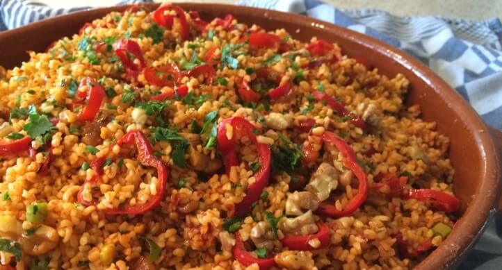 pilav van bulger met tomaat, geroosterde paprika en walnoot