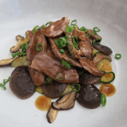 Roergebakken eendenborst met vijfkruidenpoeder, shiitake en courgette