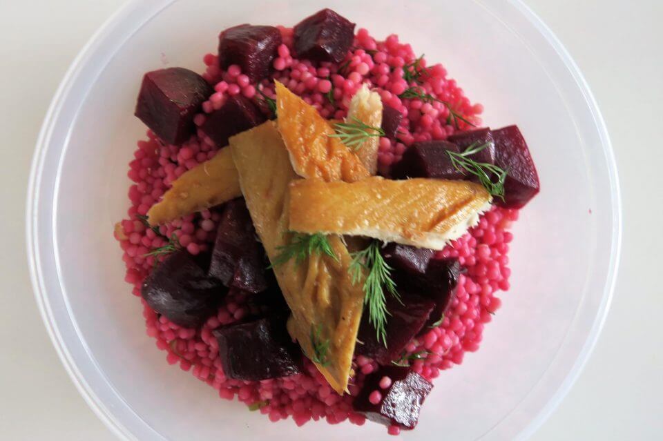 parelcouscous met rode biet en gerookte makreel
