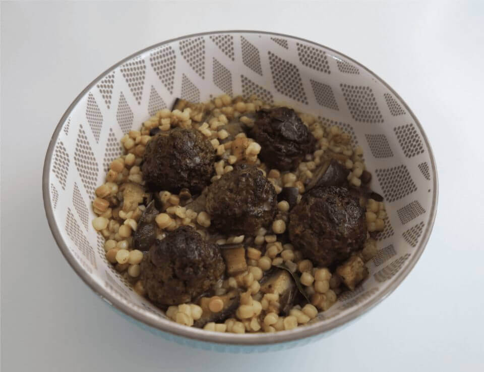 Italiaanse kalfsgehaktballetjes met ricotta en parmezaan met fregola sarda