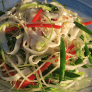 Aziatische rijstnoedelsalade