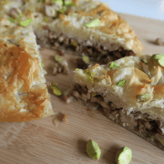 Kippastei met paddestoelen, bacon en pistachenootjes