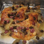 Geroosterde kip met druiven en olijven