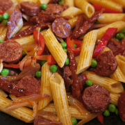 Pasta met chorizo en erwtjes