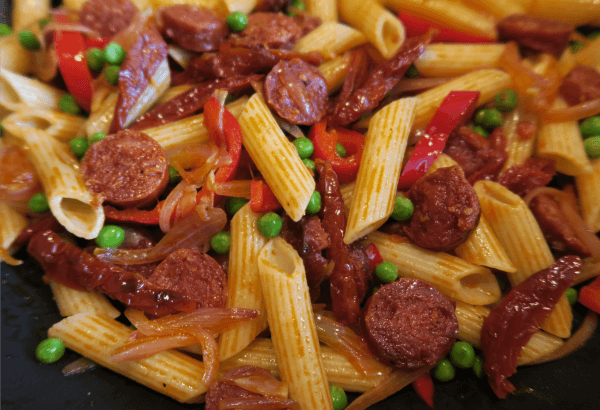 Pasta met chorizo en erwtjes