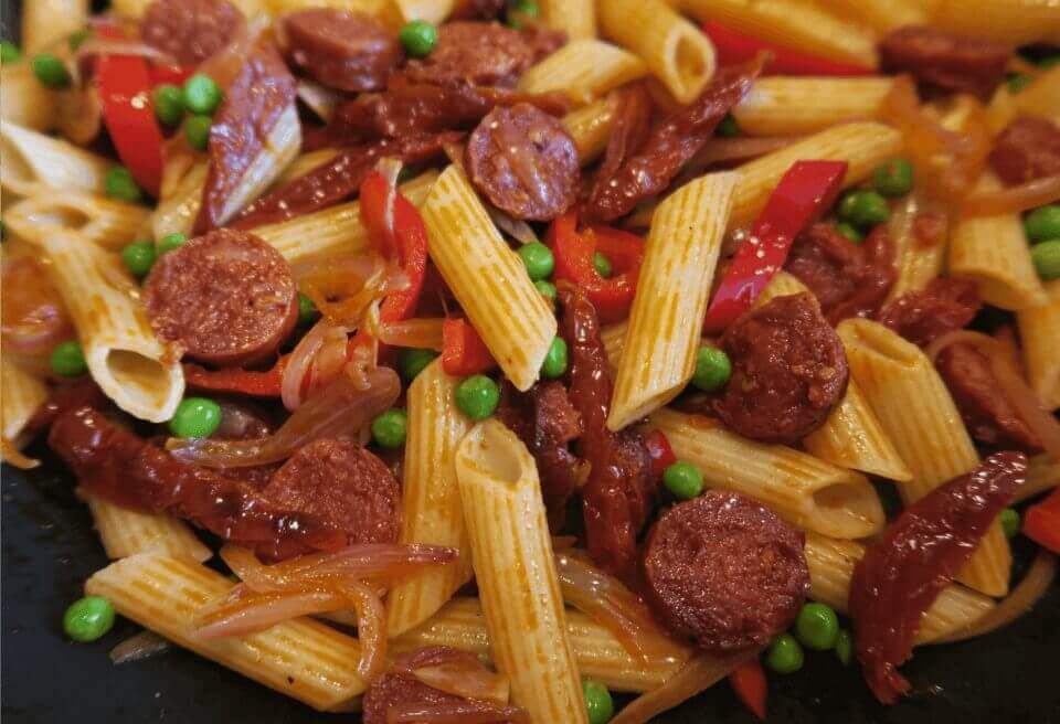 Pasta met chorizo en erwtjes