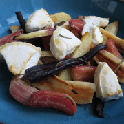 Geroosterde knolgroenten met ahornsiroop en geitencamembert