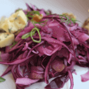 Venkelsalade met rode kool en blauwe kaas