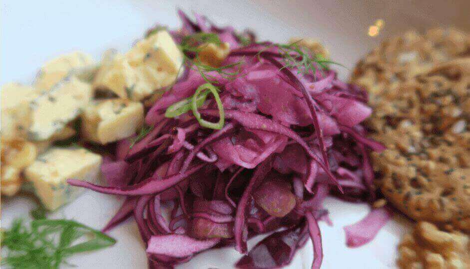 Venkelsalade met rode kool en blauwe kaas
