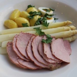 Beenham uit de oven met verse asperges