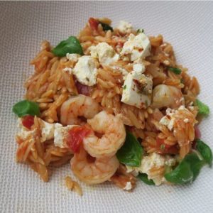 Orzo met tomaten, garnalen en feta