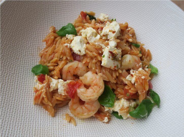 Orzo met tomaten, garnalen en feta